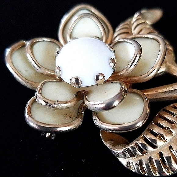 Vintage Mid Century Gold Tone Flower Brooch - Picture 7 of 8
